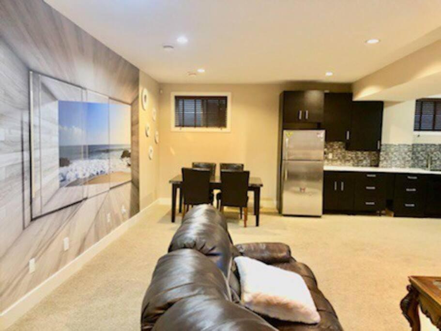 Luxury 3700 Sq/ 5 Bedroom/ Jettedtub/ 4 Fireplaces Edmonton