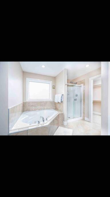 Villa Luxury 3700 Sq/ 5 Bedroom/ Jettedtub/ 4 Fireplaces Edmonton