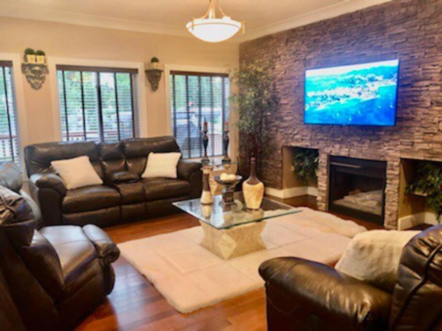 Luxury 3700 Sq/ 5 Bedroom/ Jettedtub/ 4 Fireplaces Villa Edmonton