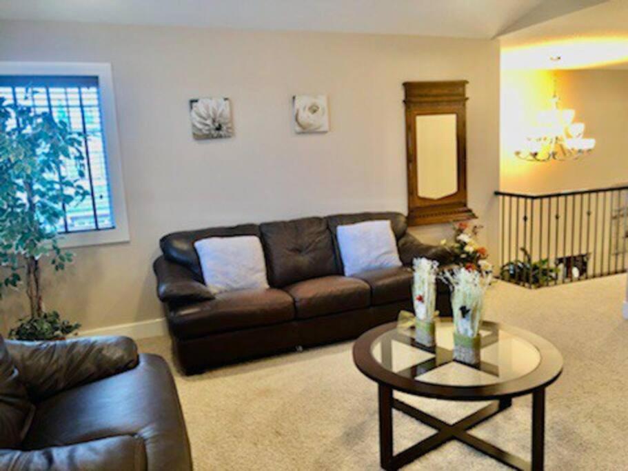 Luxury 3700 Sq/ 5 Bedroom/ Jettedtub/ 4 Fireplaces