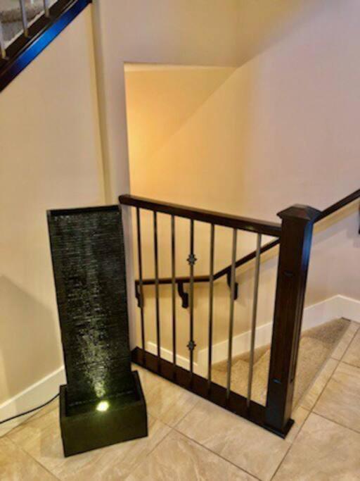 Luxury 3700 Sq/ 5 Bedroom/ Jettedtub/ 4 Fireplaces Villa
