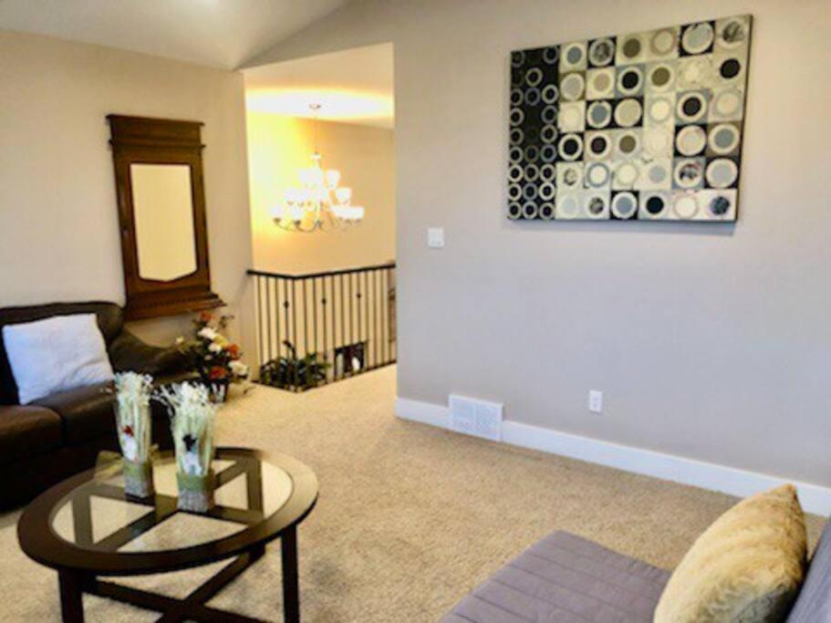 Luxury 3700 Sq/ 5 Bedroom/ Jettedtub/ 4 Fireplaces *