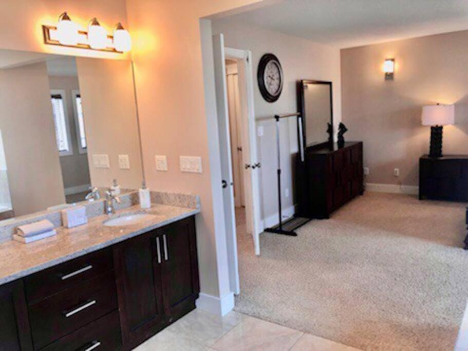 Villa Luxury 3700 Sq/ 5 Bedroom/ Jettedtub/ 4 Fireplaces *