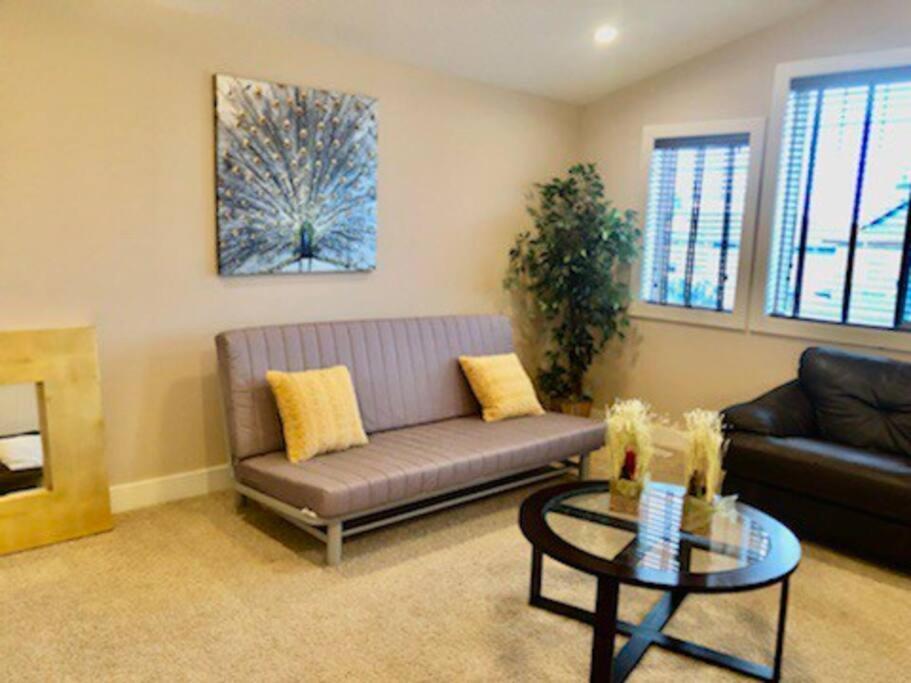 Villa Luxury 3700 Sq/ 5 Bedroom/ Jettedtub/ 4 Fireplaces