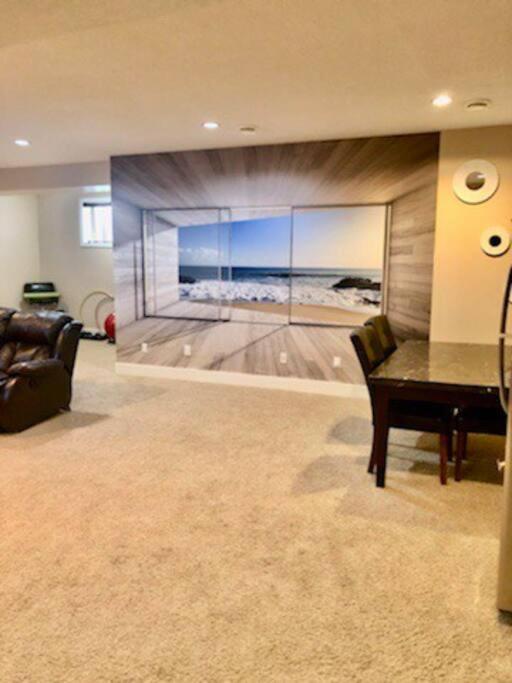 Luxury 3700 Sq/ 5 Bedroom/ Jettedtub/ 4 Fireplaces