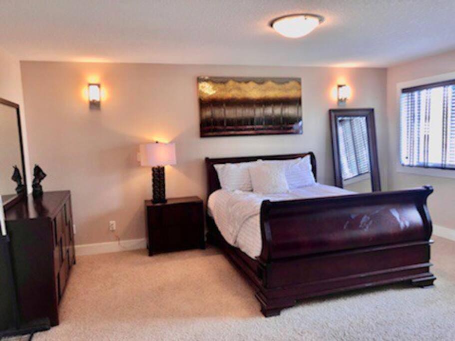 Luxury 3700 Sq/ 5 Bedroom/ Jettedtub/ 4 Fireplaces