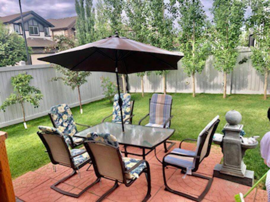 Luxury 3700 Sq/ 5 Bedroom/ Jettedtub/ 4 Fireplaces Villa Edmonton