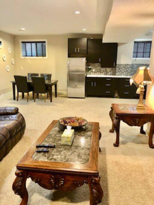 Luxury 3700 Sq/ 5 Bedroom/ Jettedtub/ 4 Fireplaces