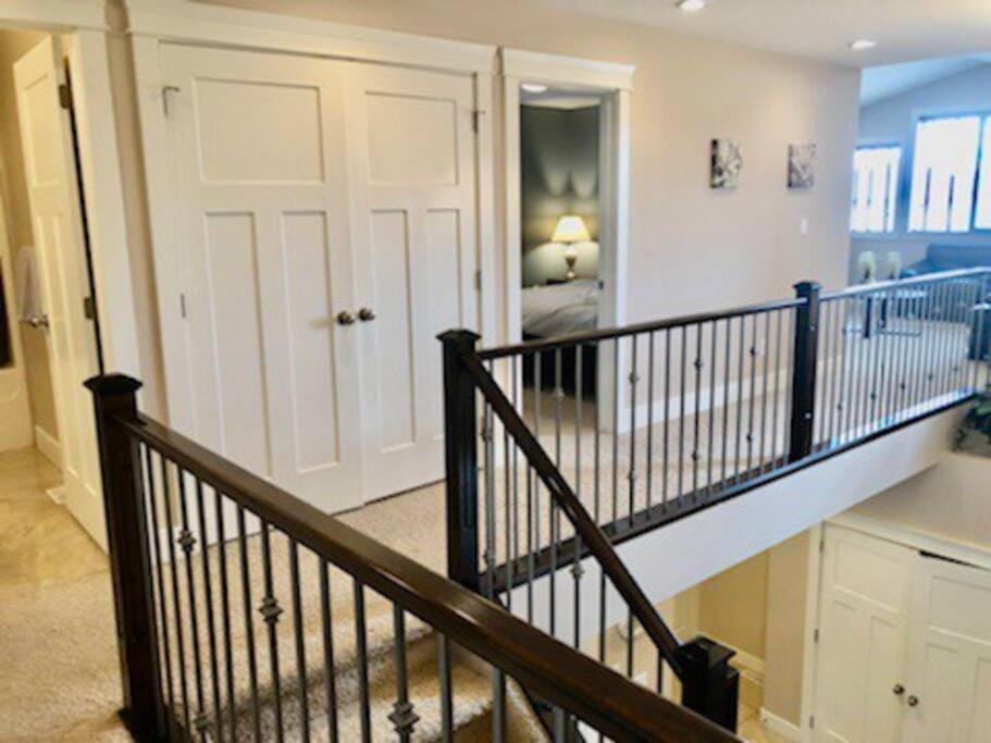 Luxury 3700 Sq/ 5 Bedroom/ Jettedtub/ 4 Fireplaces Villa Edmonton