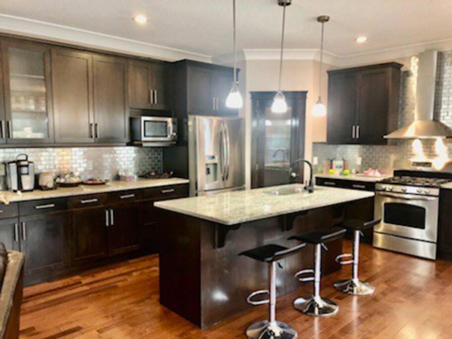 Luxury 3700 Sq/ 5 Bedroom/ Jettedtub/ 4 Fireplaces * Edmonton