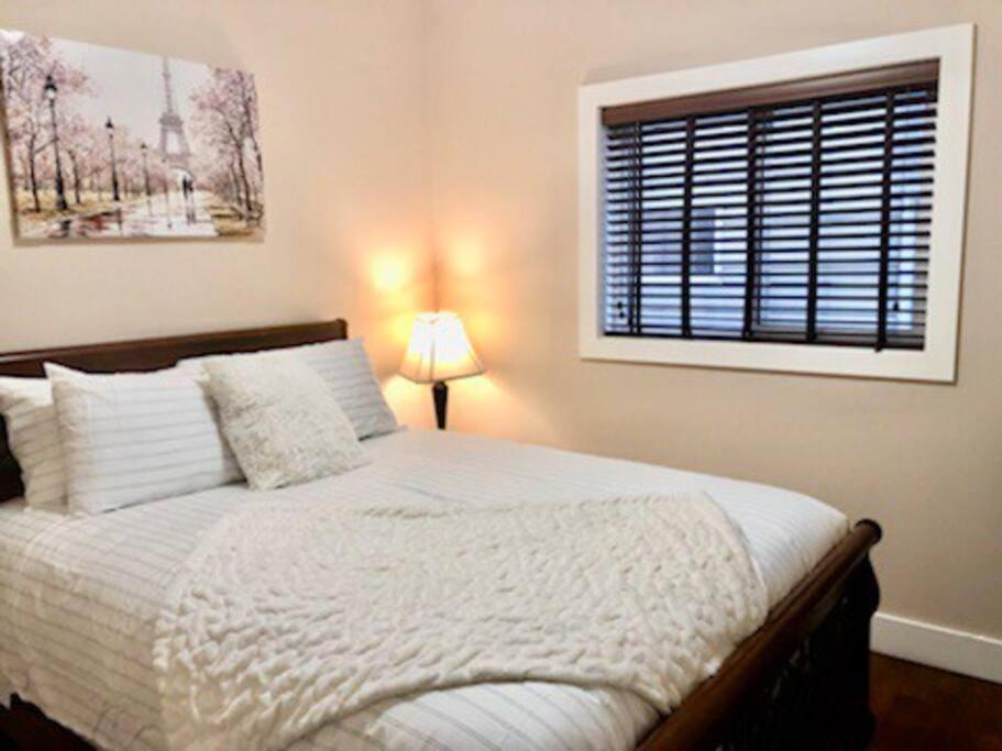 Luxury 3700 Sq/ 5 Bedroom/ Jettedtub/ 4 Fireplaces Villa