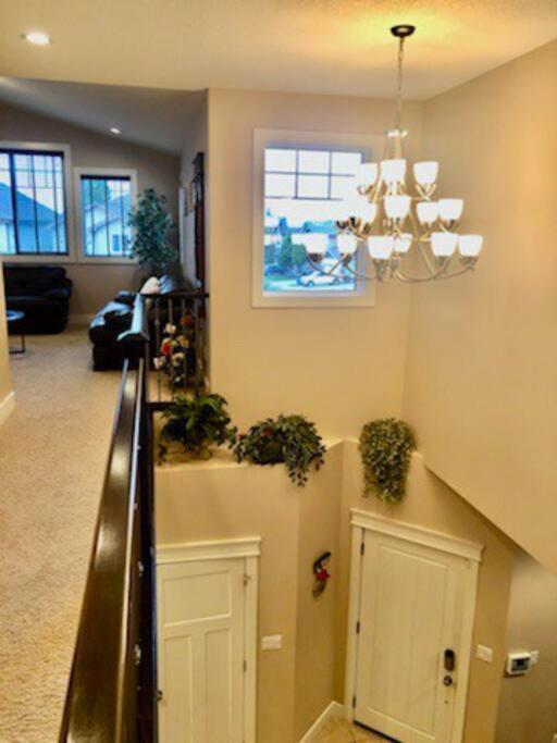 Villa Luxury 3700 Sq/ 5 Bedroom/ Jettedtub/ 4 Fireplaces *
