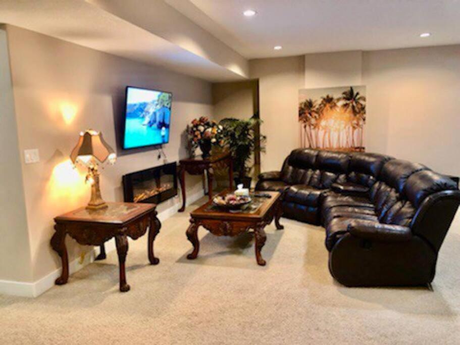 Villa Luxury 3700 Sq/ 5 Bedroom/ Jettedtub/ 4 Fireplaces *