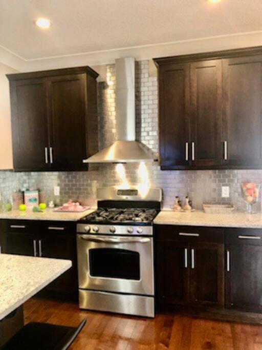 Luxury 3700 Sq/ 5 Bedroom/ Jettedtub/ 4 Fireplaces *