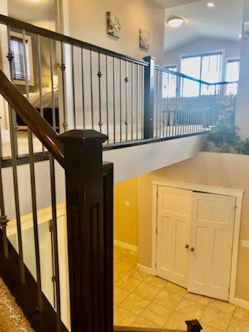 Luxury 3700 Sq/ 5 Bedroom/ Jettedtub/ 4 Fireplaces * Edmonton