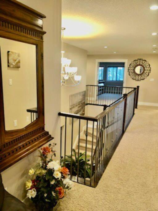 Luxury 3700 Sq/ 5 Bedroom/ Jettedtub/ 4 Fireplaces Villa *