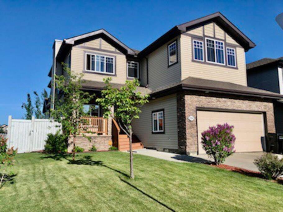 Luxury 3700 Sq/ 5 Bedroom/ Jettedtub/ 4 Fireplaces