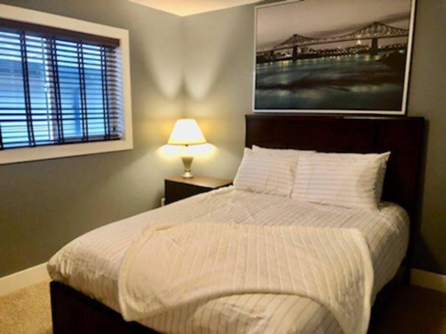Luxury 3700 Sq/ 5 Bedroom/ Jettedtub/ 4 Fireplaces *