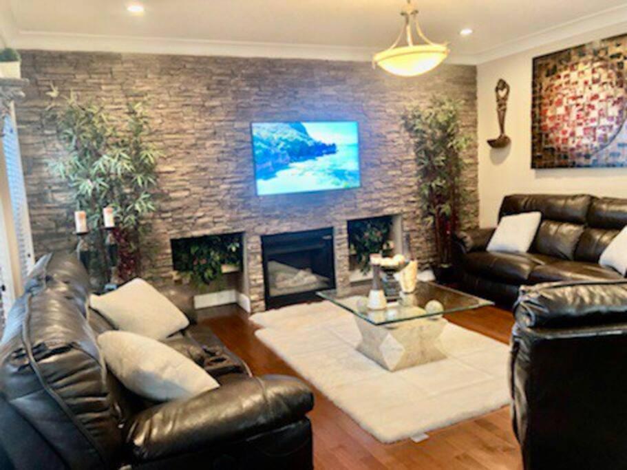 Villa Luxury 3700 Sq/ 5 Bedroom/ Jettedtub/ 4 Fireplaces