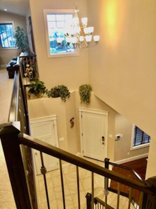 Villa Luxury 3700 Sq/ 5 Bedroom/ Jettedtub/ 4 Fireplaces Edmonton