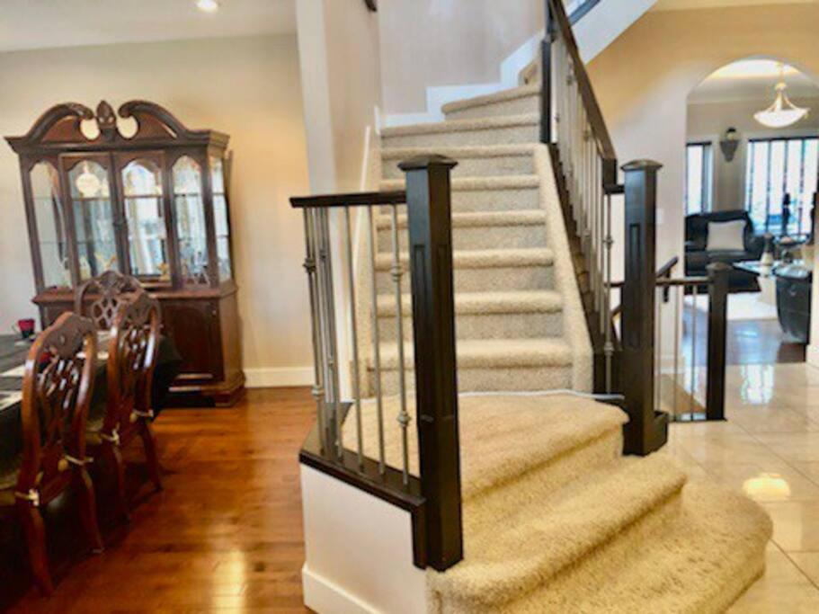 Luxury 3700 Sq/ 5 Bedroom/ Jettedtub/ 4 Fireplaces Villa *