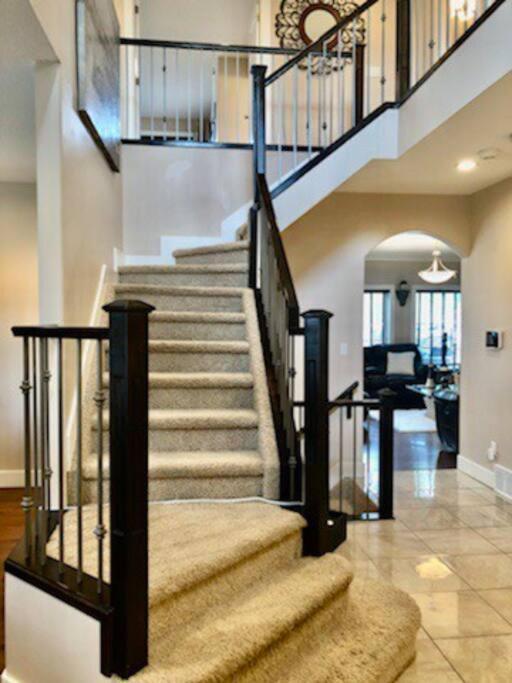 Villa Luxury 3700 Sq/ 5 Bedroom/ Jettedtub/ 4 Fireplaces