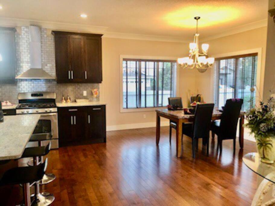 Luxury 3700 Sq/ 5 Bedroom/ Jettedtub/ 4 Fireplaces
