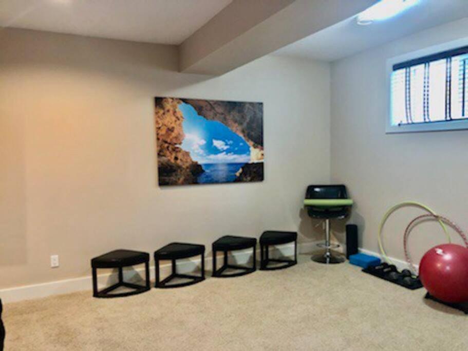 Villa Luxury 3700 Sq/ 5 Bedroom/ Jettedtub/ 4 Fireplaces