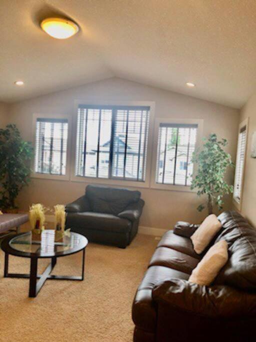 Luxury 3700 Sq/ 5 Bedroom/ Jettedtub/ 4 Fireplaces * Edmonton
