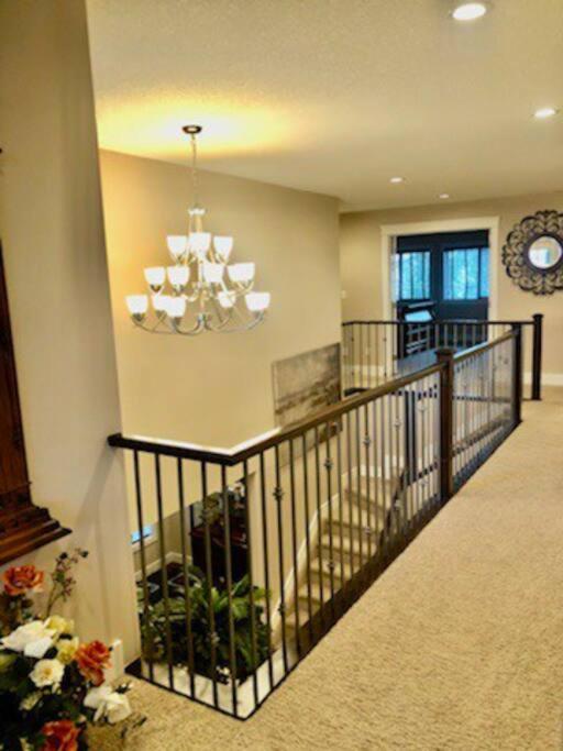 Luxury 3700 Sq/ 5 Bedroom/ Jettedtub/ 4 Fireplaces Villa