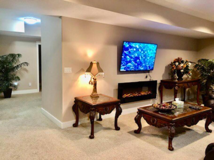 Luxury 3700 Sq/ 5 Bedroom/ Jettedtub/ 4 Fireplaces Villa Edmonton