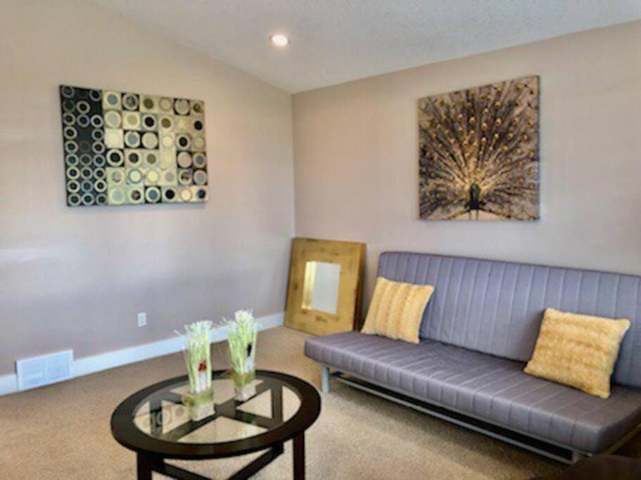 Luxury 3700 Sq/ 5 Bedroom/ Jettedtub/ 4 Fireplaces Villa Edmonton