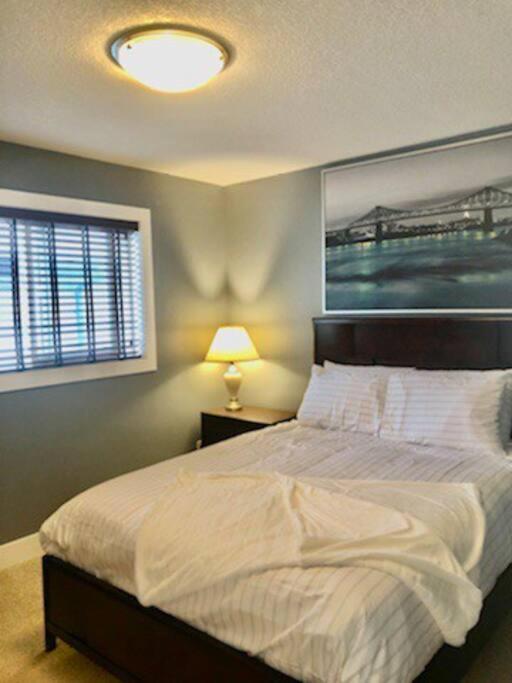 Villa Luxury 3700 Sq/ 5 Bedroom/ Jettedtub/ 4 Fireplaces
