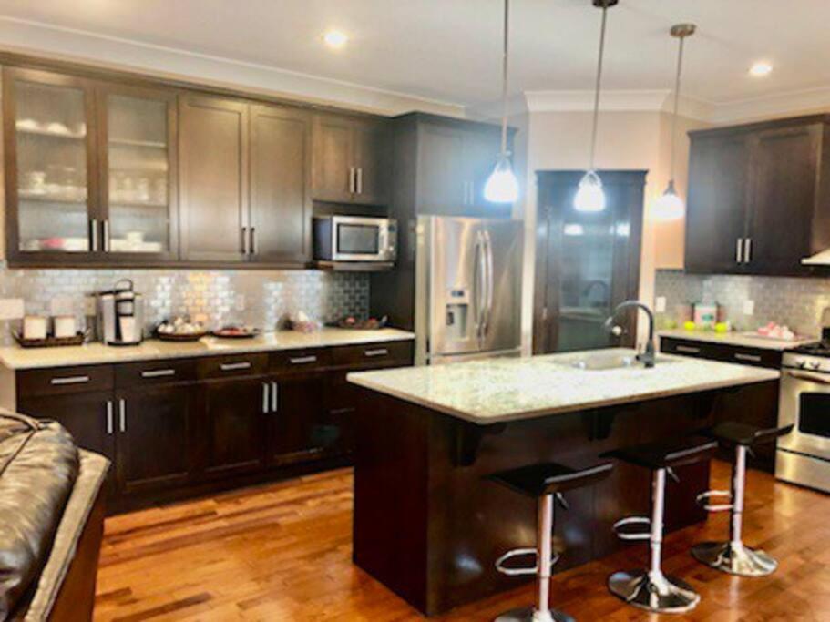 Luxury 3700 Sq/ 5 Bedroom/ Jettedtub/ 4 Fireplaces Villa