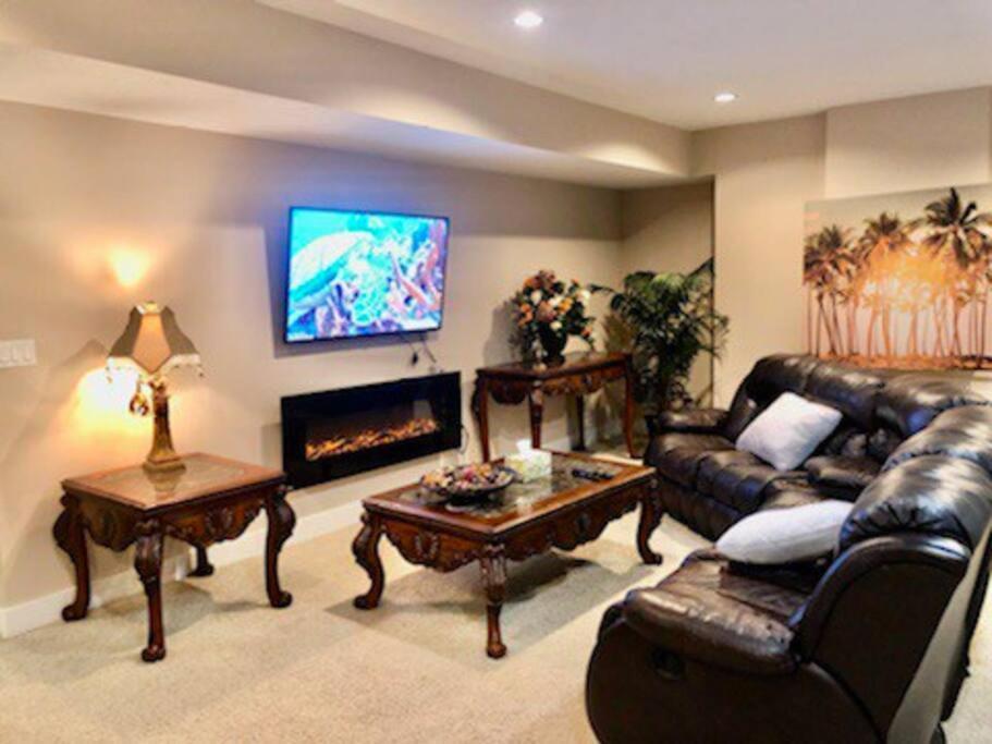 Luxury 3700 Sq/ 5 Bedroom/ Jettedtub/ 4 Fireplaces Edmonton