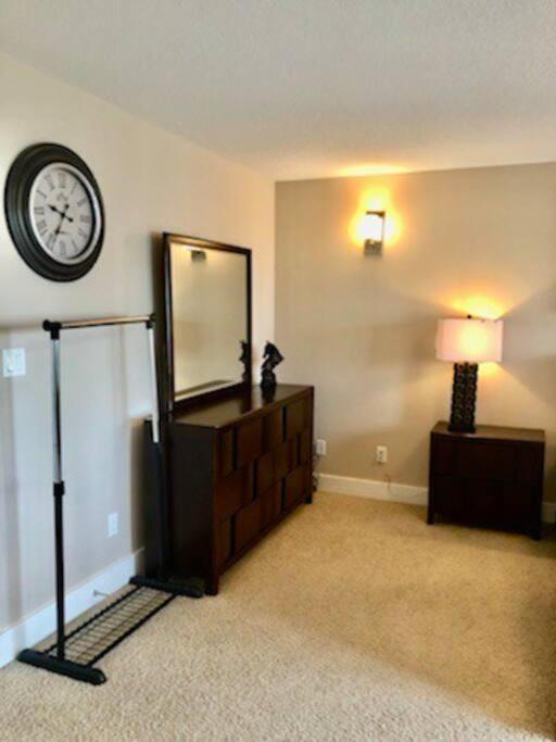 Luxury 3700 Sq/ 5 Bedroom/ Jettedtub/ 4 Fireplaces *