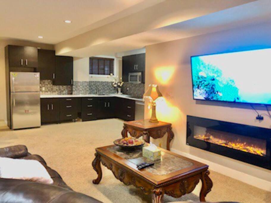 Villa Luxury 3700 Sq/ 5 Bedroom/ Jettedtub/ 4 Fireplaces