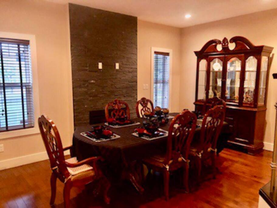 Luxury 3700 Sq/ 5 Bedroom/ Jettedtub/ 4 Fireplaces *