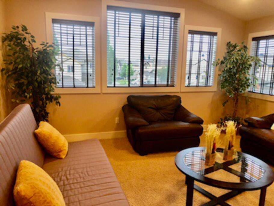 Luxury 3700 Sq/ 5 Bedroom/ Jettedtub/ 4 Fireplaces Villa Edmonton