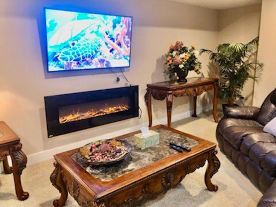 Luxury 3700 Sq/ 5 Bedroom/ Jettedtub/ 4 Fireplaces Villa