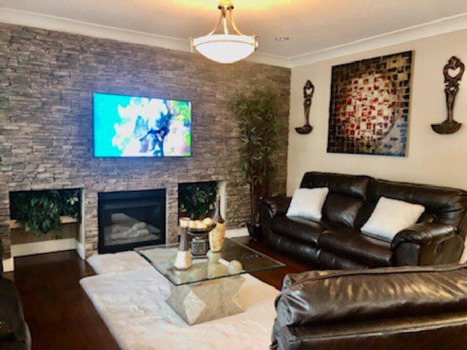 Luxury 3700 Sq/ 5 Bedroom/ Jettedtub/ 4 Fireplaces Villa Edmonton