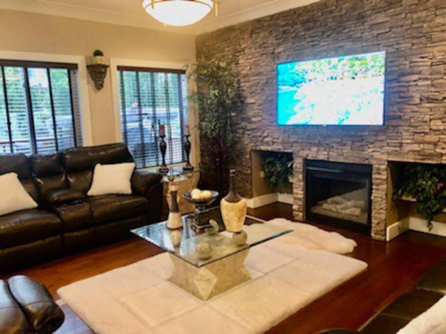 Villa Luxury 3700 Sq/ 5 Bedroom/ Jettedtub/ 4 Fireplaces Edmonton