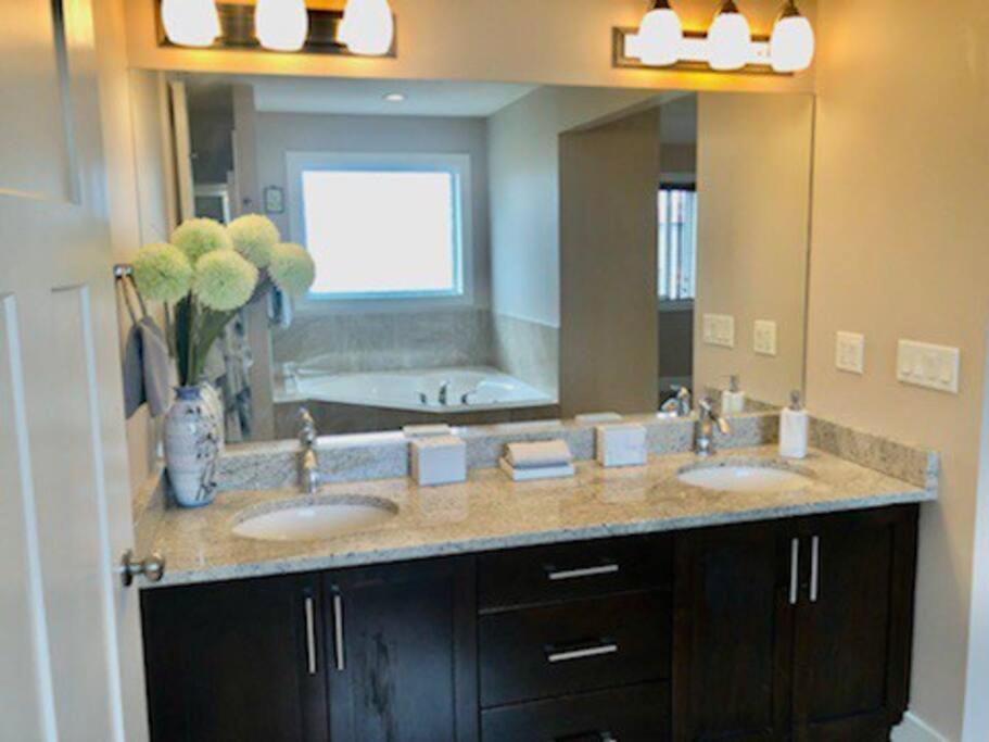 Luxury 3700 Sq/ 5 Bedroom/ Jettedtub/ 4 Fireplaces Edmonton