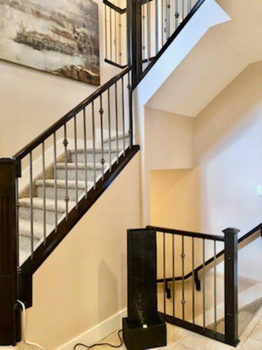 Luxury 3700 Sq/ 5 Bedroom/ Jettedtub/ 4 Fireplaces *